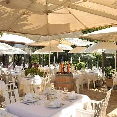 Les Pins Restaurant Et D'hotes ホテル